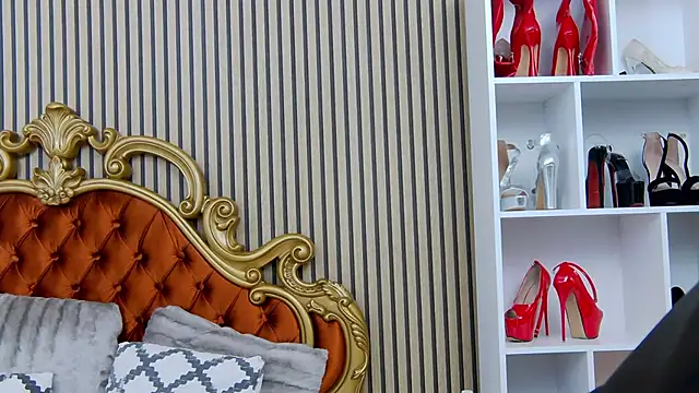 EmaSkyes online show from September 19, 2025, 7:01 am