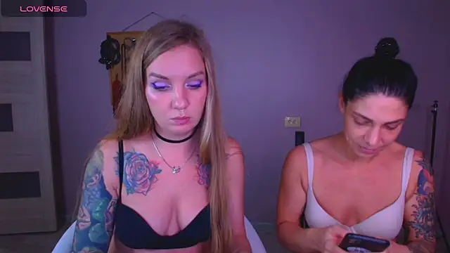 Carrie Moonshine online show from November 3, 2025, 7:39 pm