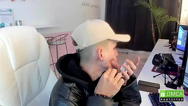 Snapshot of smallgiant27 chatting on October 8, 2025, 1:18 am smallgiant27 online show from October 8, 2025, 1:18 am