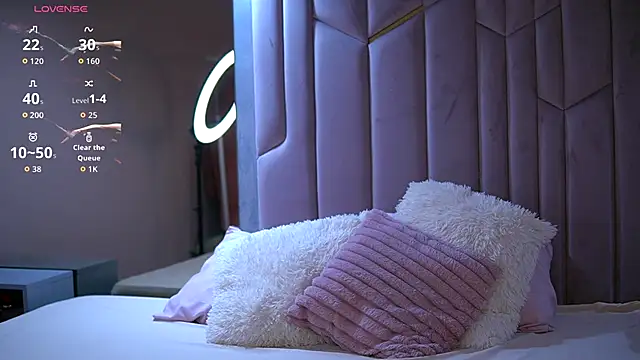 EmilyJuarez online show from October 13, 2025, 9:44 am