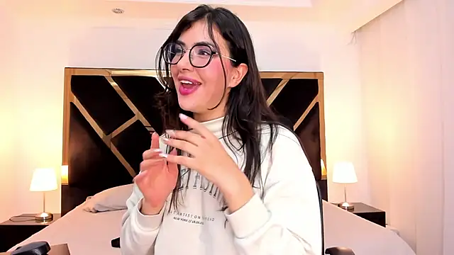 Amelie saenz online show from February 4, 2025, 10:55 pm