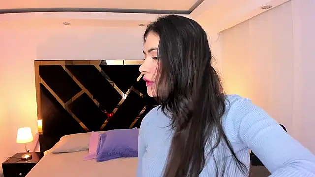 Amelie saenz online show from February 12, 2025, 7:45 pm