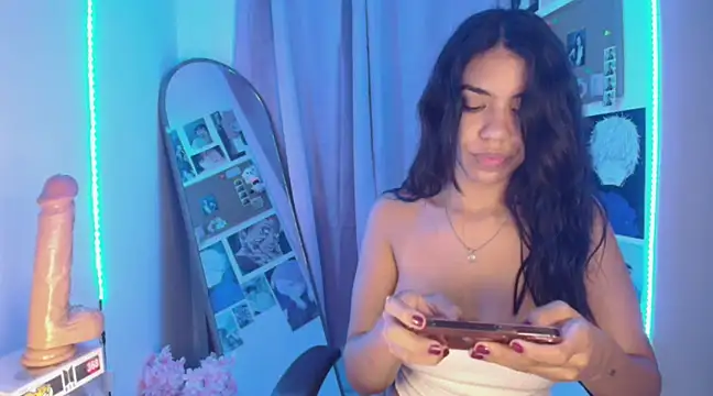 Snapshot of -Naomyy- chatting on December 8, 2024, 2:03 am -Naomyy- online show from December 8, 2024, 2:03 am
