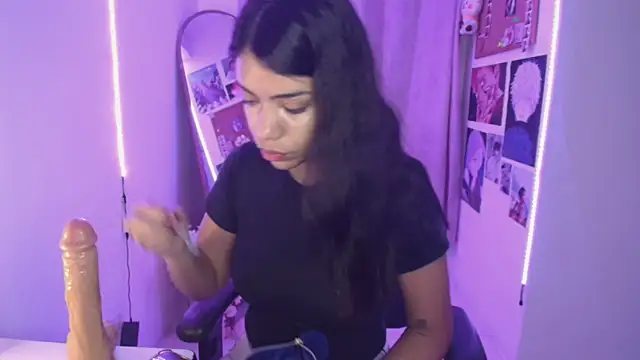 Snapshot of -Naomyy- chatting on December 15, 2024, 11:20 pm -Naomyy- online show from December 15, 2024, 11:20 pm