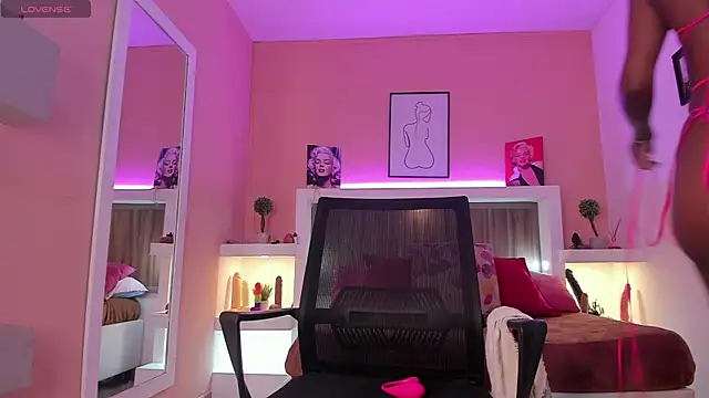 Renata Foxx2 online show from January 31, 2025, 1:23 pm