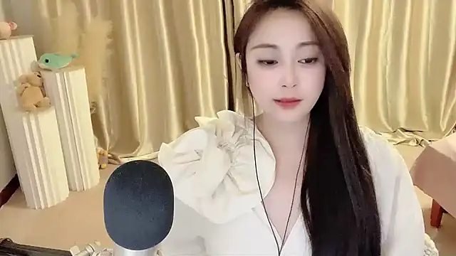 Daisy-77 online show from February 12, 2025, 8:29 pm
