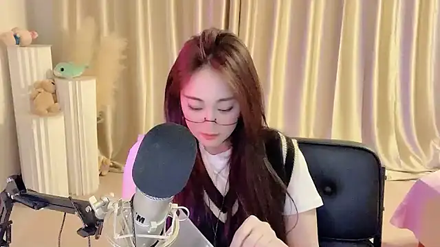 Daisy-77 online show from February 28, 2025, 8:39 pm