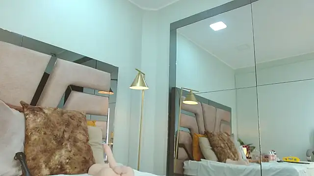 cintia hills online show from November 15, 2025, 3:54 am