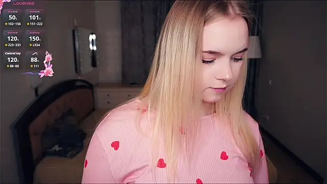 Snapshot of ZaraCreedon chatting on September 19, 2025, 5:11 am ZaraCreedon online show from September 19, 2025, 5:11 am