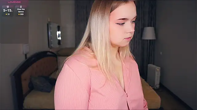 Snapshot of ZaraCreedon chatting on October 13, 2025, 5:09 am ZaraCreedon online show from October 13, 2025, 5:09 am