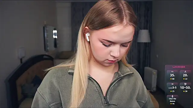 Snapshot of ZaraCreedon chatting on October 17, 2025, 5:11 am ZaraCreedon online show from October 17, 2025, 5:11 am