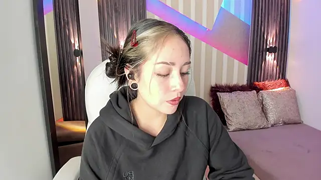 emily layton online show from October 2, 2025, 2:42 pm