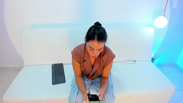 Ada Monroe10 online show from November 13, 2025, 2:10 pm