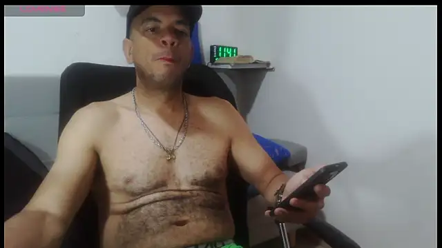 latinmartin73 online show from April 18, 2026, 4:42 pm