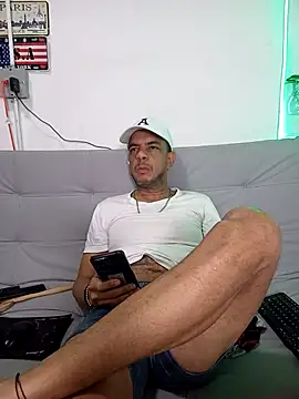 latinmartin73 online show from February 12, 2025, 4:12 am