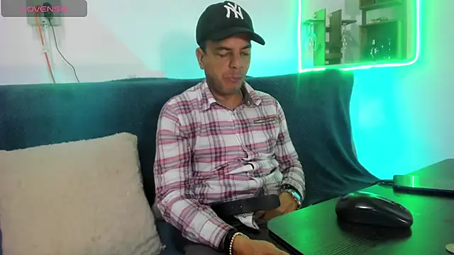 latinmartin73 online show from January 28, 2025, 11:28 pm