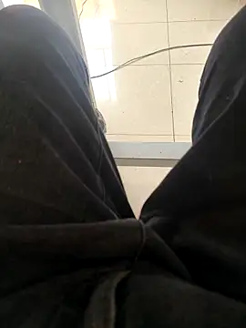 huzi518 online show from November 3, 2025, 3:34 am