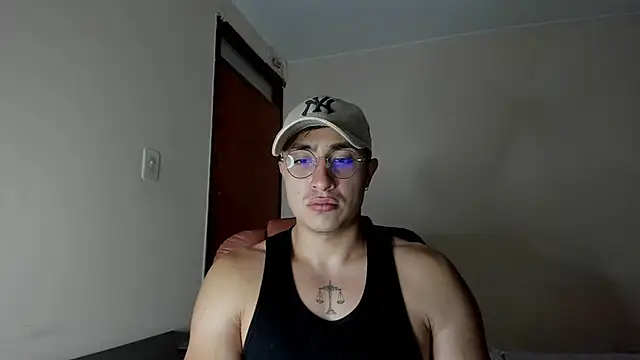 Snapshot of Leoknight chatting on March 5, 2025, 10:54 pm Leoknight online show from March 5, 2025, 10:54 pm