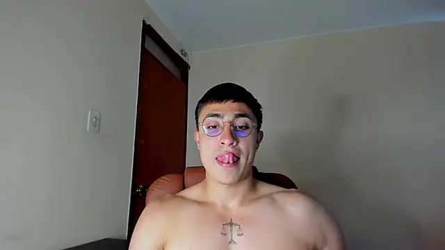 Snapshot of Leoknight chatting on February 3, 2025, 9:18 pm Leoknight online show from February 3, 2025, 9:18 pm