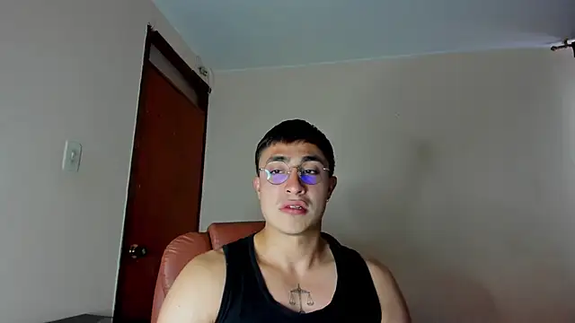 Snapshot of Leoknight chatting on February 4, 2025, 10:02 pm Leoknight online show from February 4, 2025, 10:02 pm