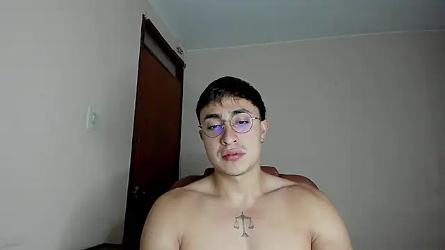 Snapshot of Leoknight chatting on March 7, 2025, 12:04 am Leoknight online show from March 7, 2025, 12:04 am