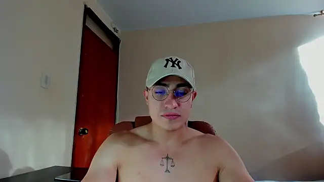 Snapshot of Leoknight chatting on February 1, 2025, 9:29 pm Leoknight online show from February 1, 2025, 9:29 pm