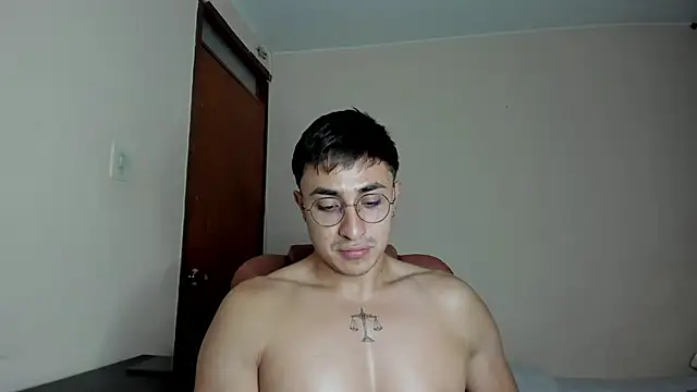 Snapshot of Leoknight chatting on March 18, 2025, 12:40 am Leoknight online show from March 18, 2025, 12:40 am