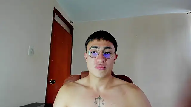 Snapshot of Leoknight chatting on February 8, 2025, 6:55 pm Leoknight online show from February 8, 2025, 6:55 pm