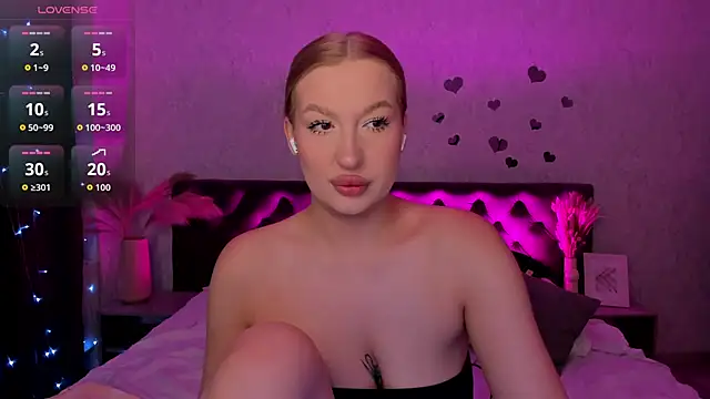 Snapshot of Emma__Leee chatting on October 13, 2025, 12:01 am Emma  Leee online show from October 13, 2025, 12:01 am