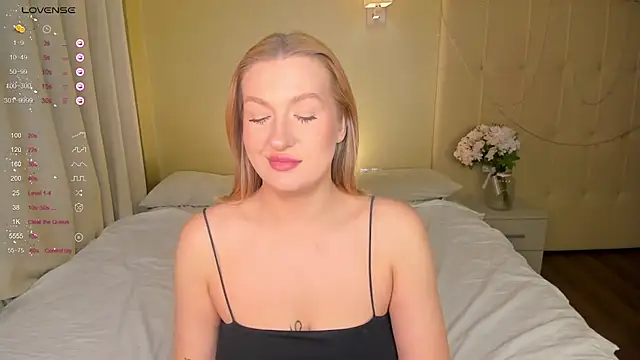 Snapshot of Emma__Leee chatting on March 5, 2025, 4:02 am Emma  Leee online show from March 5, 2025, 4:02 am