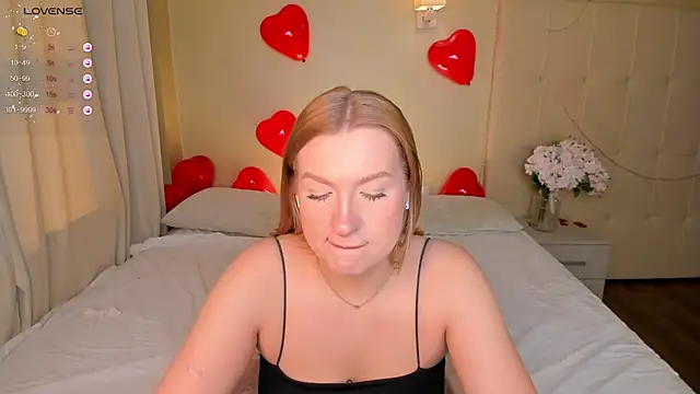 Snapshot of Emma__Leee chatting on February 18, 2025, 4:04 am Emma  Leee online show from February 18, 2025, 4:04 am