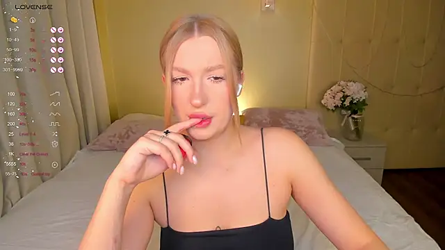 Snapshot of Emma__Leee chatting on March 5, 2025, 12:59 am Emma  Leee online show from March 5, 2025, 12:59 am