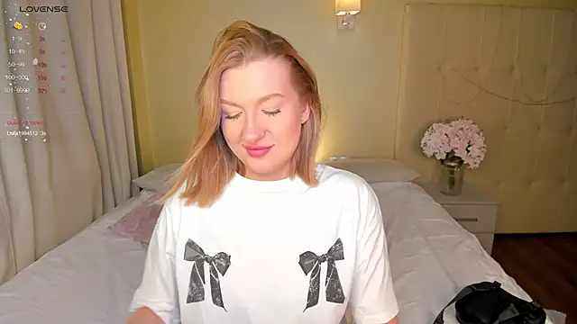 Snapshot of Emma__Leee chatting on February 24, 2025, 1:02 am Emma  Leee online show from February 24, 2025, 1:02 am