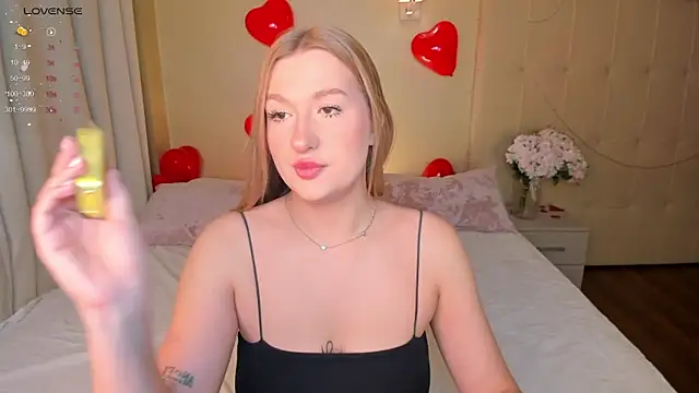 Snapshot of Emma__Leee chatting on February 18, 2025, 12:59 am Emma  Leee online show from February 18, 2025, 12:59 am