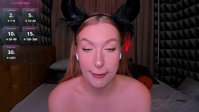 Snapshot of Emma__Leee chatting on October 31, 2025, 12:51 am Emma  Leee online show from October 31, 2025, 12:51 am