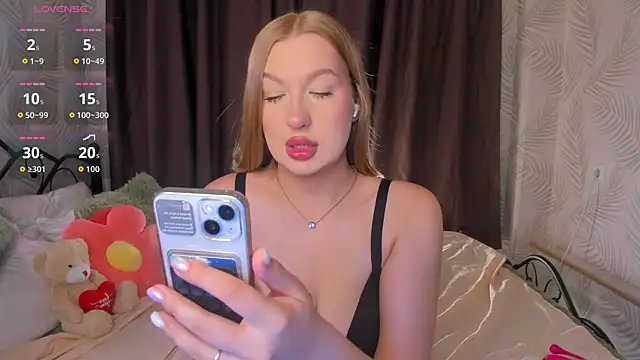 Snapshot of Emma__Leee chatting on September 25, 2025, 12:05 am Emma  Leee online show from September 25, 2025, 12:05 am