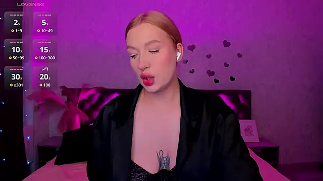 Snapshot of Emma__Leee chatting on October 4, 2025, 12:34 am Emma  Leee online show from October 4, 2025, 12:34 am