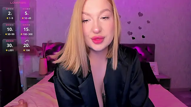 Snapshot of Emma__Leee chatting on October 6, 2025, 12:45 am Emma  Leee online show from October 6, 2025, 12:45 am