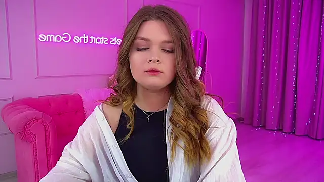 CrystalLyons online show from October 5, 2025, 6:09 pm