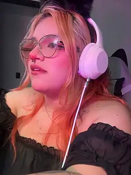 Snapshot of SophiaWeestt99 chatting on June 20, 2026, 1:54 am SophiaWeestt99 online show from June 20, 2026, 1:54 am