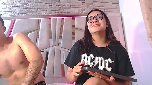 mia and austin online show from February 7, 2025, 5:52 am