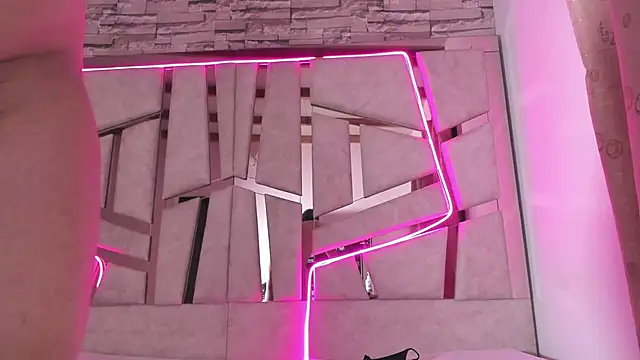 mia and austin online show from October 18, 2025, 11:51 pm