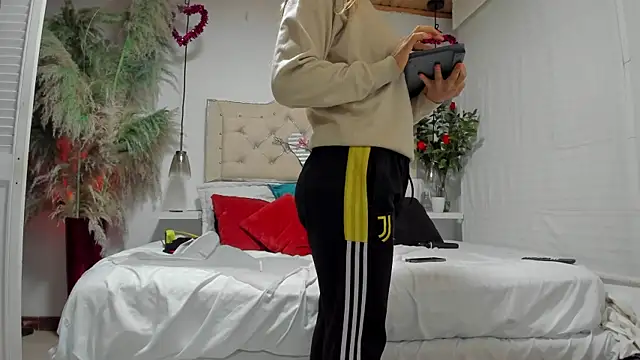 Samanthahavery44 online show from October 15, 2025, 4:00 am