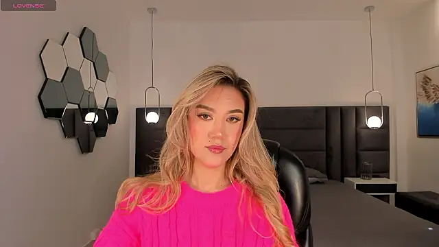 RebeccaHudson online show from February 8, 2026, 5:32 pm