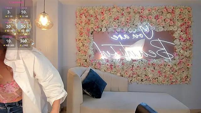 Snapshot of RebeccaHudson chatting on October 17, 2025, 7:37 pm RebeccaHudson online show from October 17, 2025, 7:37 pm