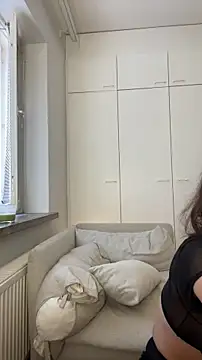 MilkyHoneyLullabies online show from August 3, 2026, 9:04 am