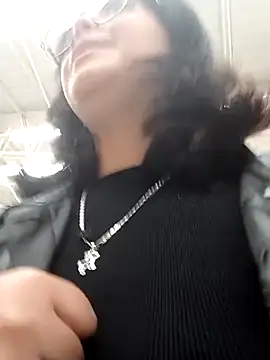 lara moon25 online show from November 3, 2025, 7:06 pm