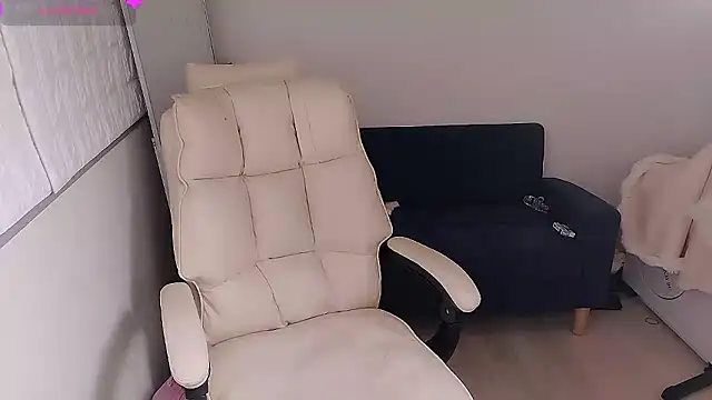 who Lilly online show from September 21, 2025, 6:07 am