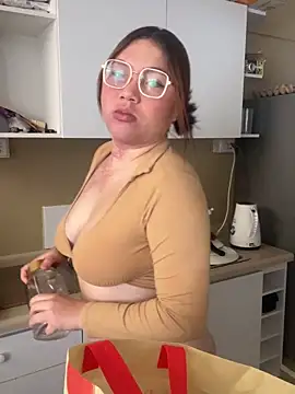 WhiteWomen online show from November 2, 2025, 5:29 pm