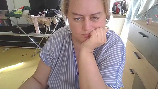 Snapshot of Meliss_Official9 chatting on March 4, 2025, 8:13 am Meliss Official9 online show from March 4, 2025, 8:13 am